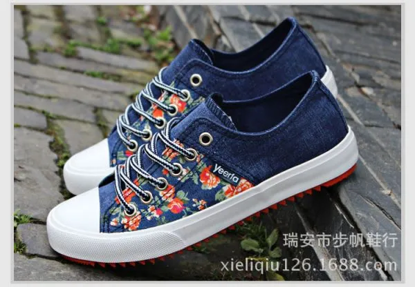 Casual Summmer Sneakers for Women with Flower Print and Plastic Toe Shell