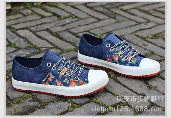 Casual Summmer Sneakers for Women with Flower Print and Plastic Toe Shell